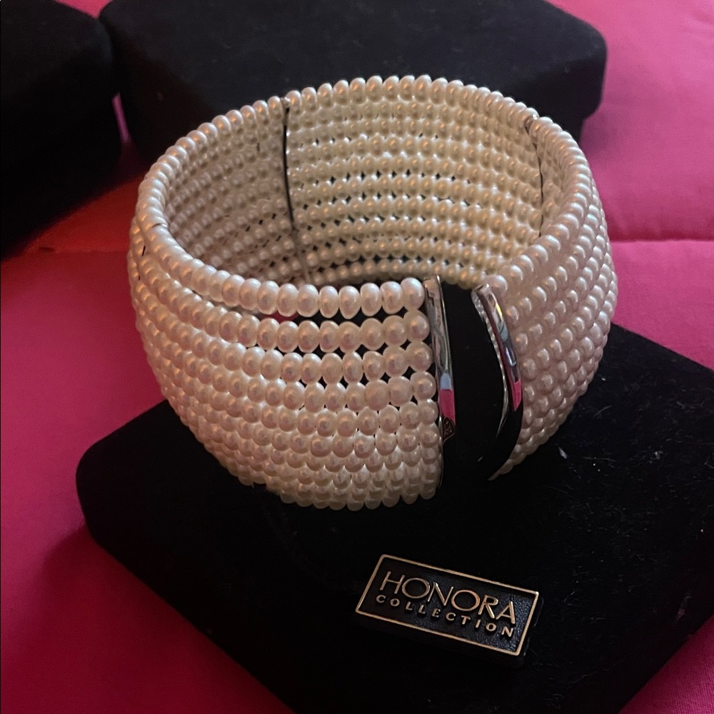 Honors White Pearl Bracelet